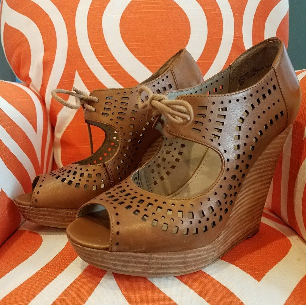 Hinge "Annibell" Wedge