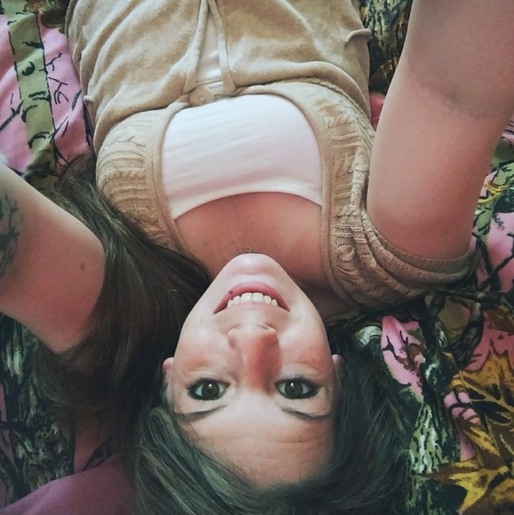 Meet your Posher, Mariah - Picture 2 of 4