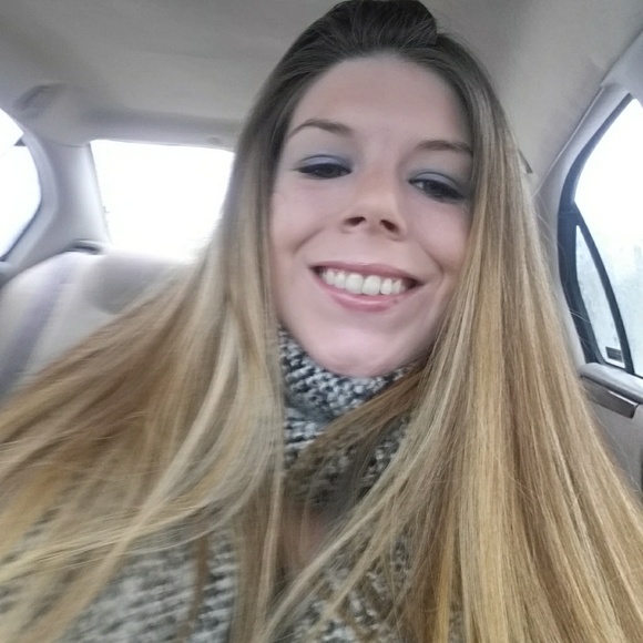 Meet your Posher, Mariah - Picture 3 of 4