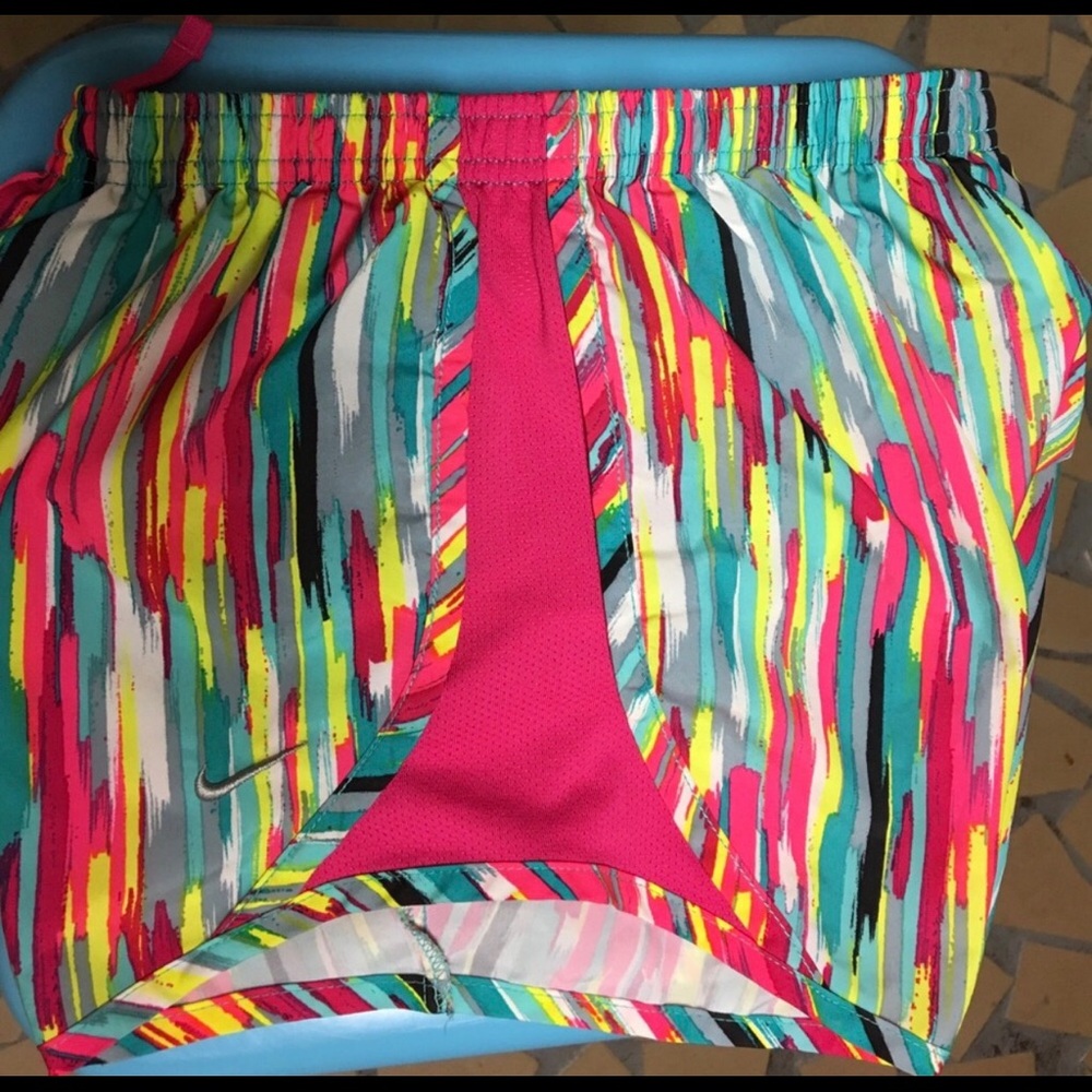 Girls Nike Tempo Shorts Youth Large