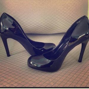 Like new, black patten leather heels 👠