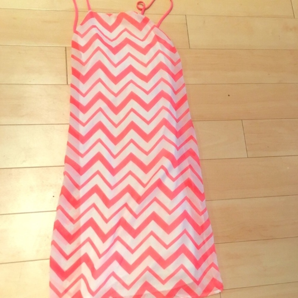 Adorable dress w back cut out