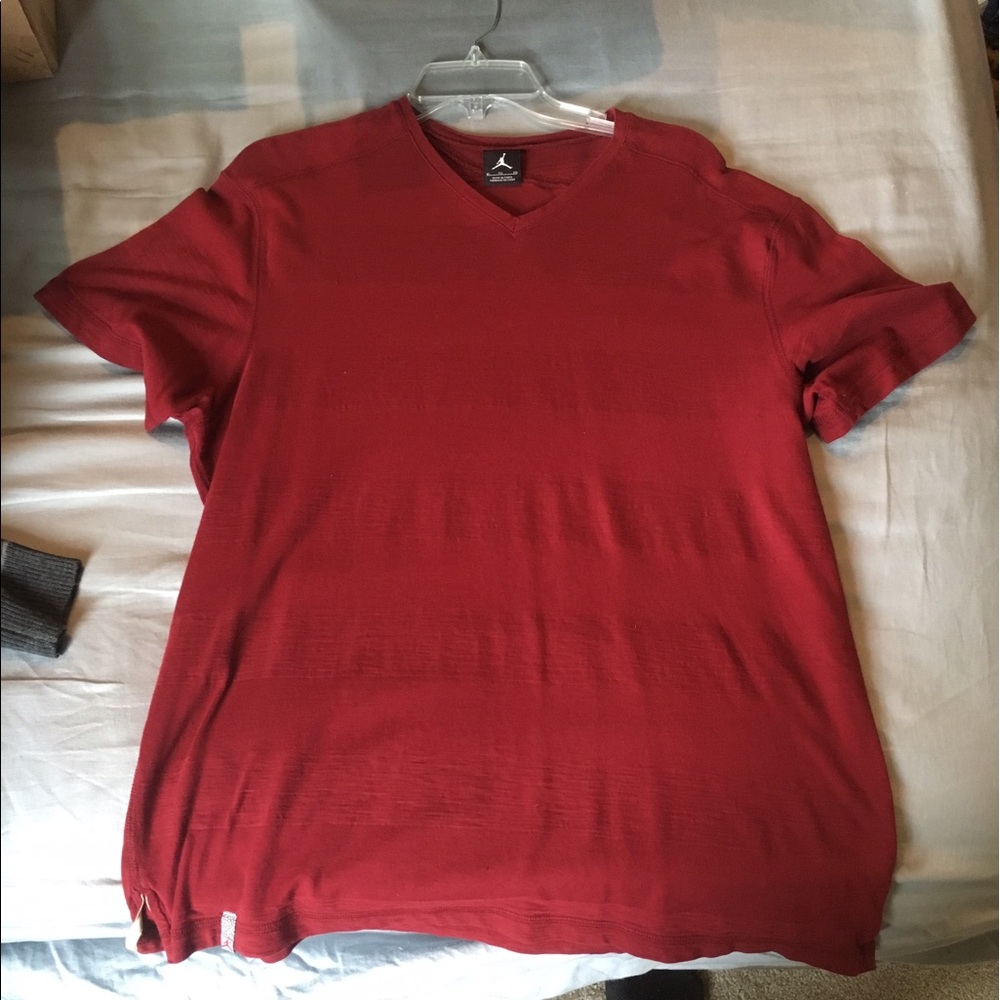 Size L Jordan v-neck tee