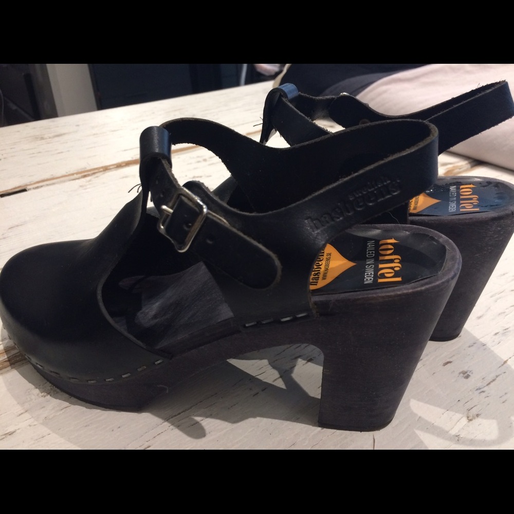 Toffel Hasbeens T-strap clogs