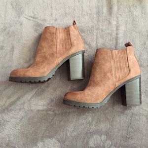 Sam and Libby never worn brown booties size 9.5