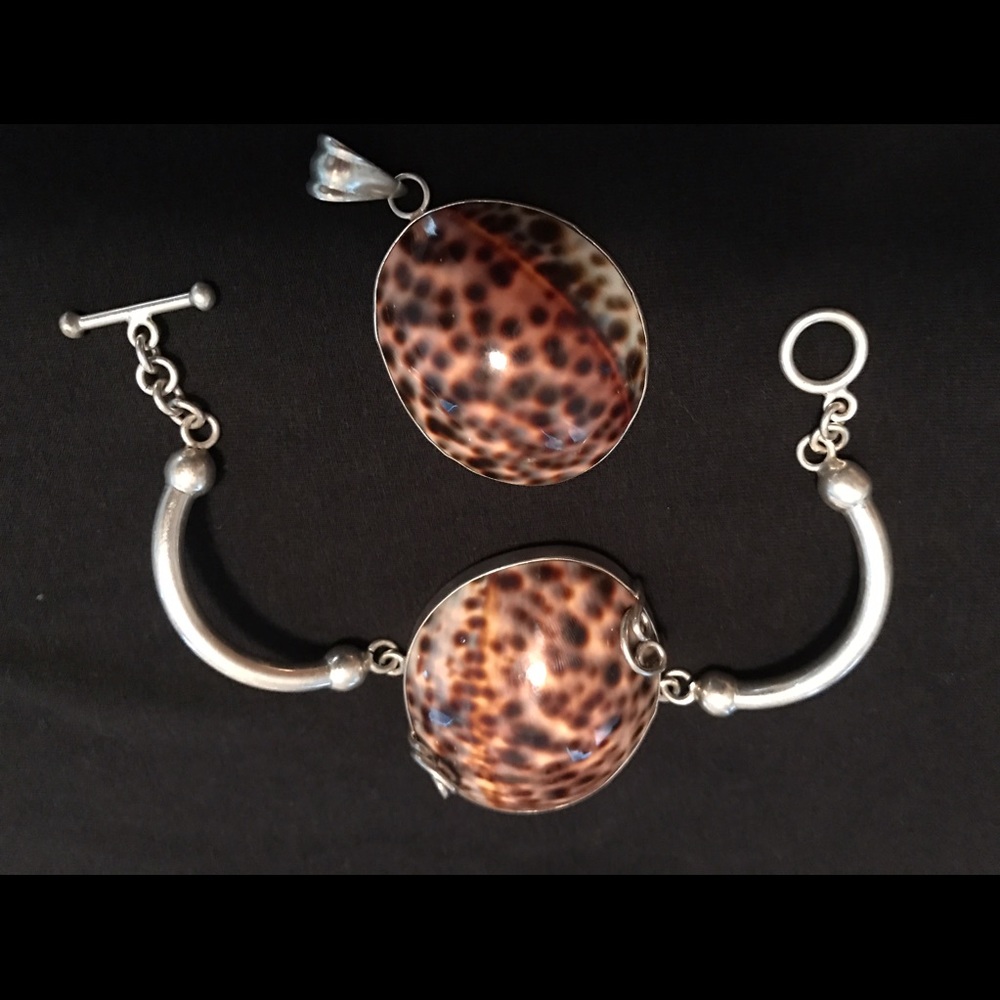 Beautiful 9.25 silver bracelet and pendent!