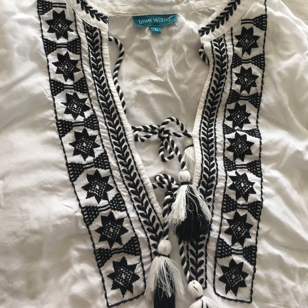 Beach cover-up. Never worn. - Picture 2 of 2