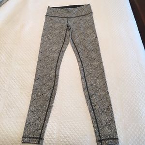 Lululemon size 6 wunder under pants.