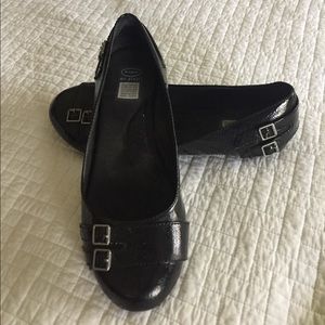 BLACK PATENT FLATS