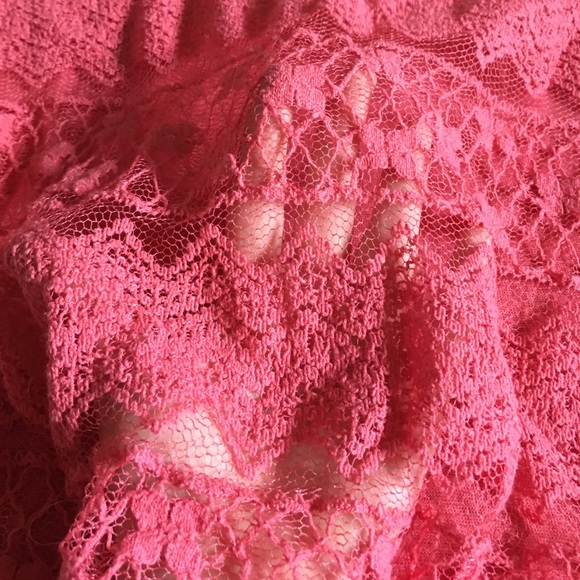 Pice Tshirt with Lace Detail size small - Picture 3 of 4