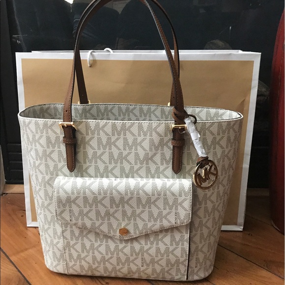 ⭕️SOLD⭕️Michael Kors Jet Set Vanilla/Luggage - Picture 1 of 6