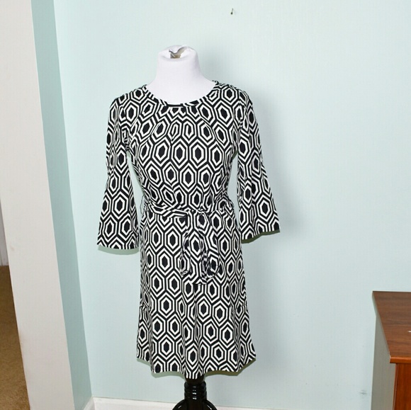 Dresses & Skirts - Adorable Black & White Belle Sleeve Dress