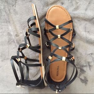 Merona Black and Gold scrappy sandals size 9.5
