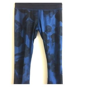 Lululemon blue and black flowered capri's size 6
