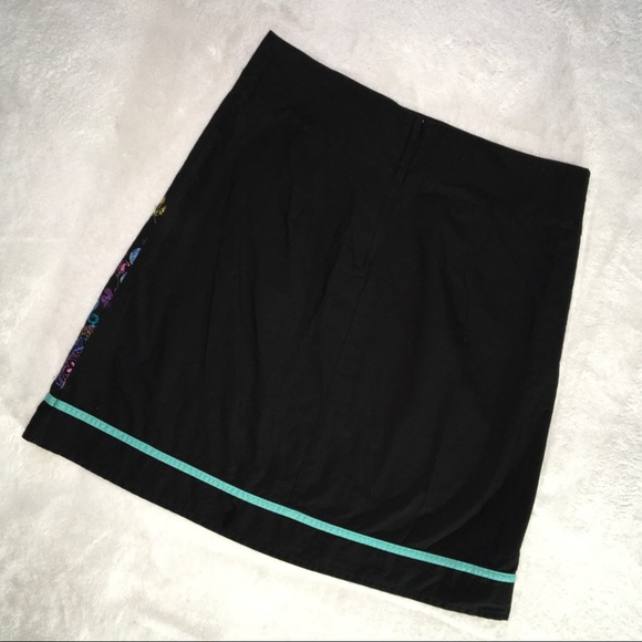 Wrapper Size 7 black & teal skirt w/ floral design - Picture 3 of 7