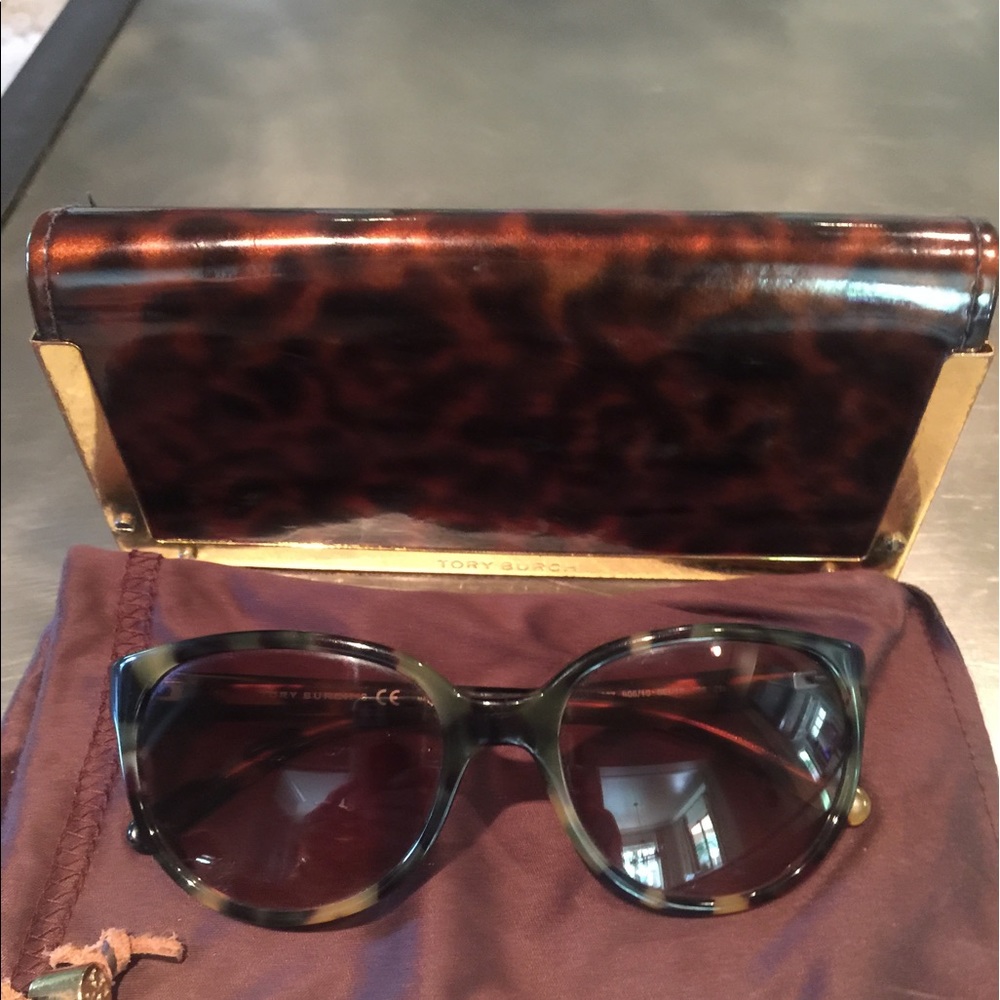 Tory Burch tortoise shell round framed sunglasses