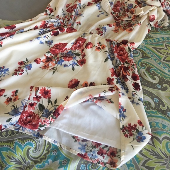 Flower Romper 🌺 - Picture 3 of 3