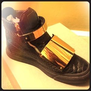 giuseppe sneaks .
