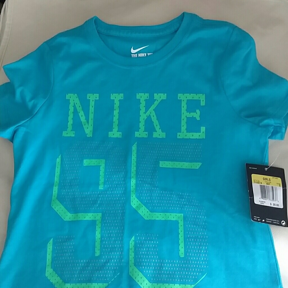 Girls Small Nike Tshirt - NWT