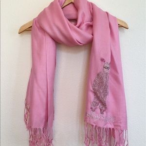 Pink pashmina with official Christmas story decor