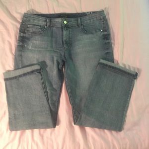 White House Black Market Blanc Capri Jeans