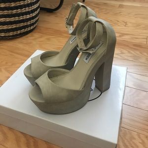 Steve Madden Whitman Bone Nubuck heels size 5.5