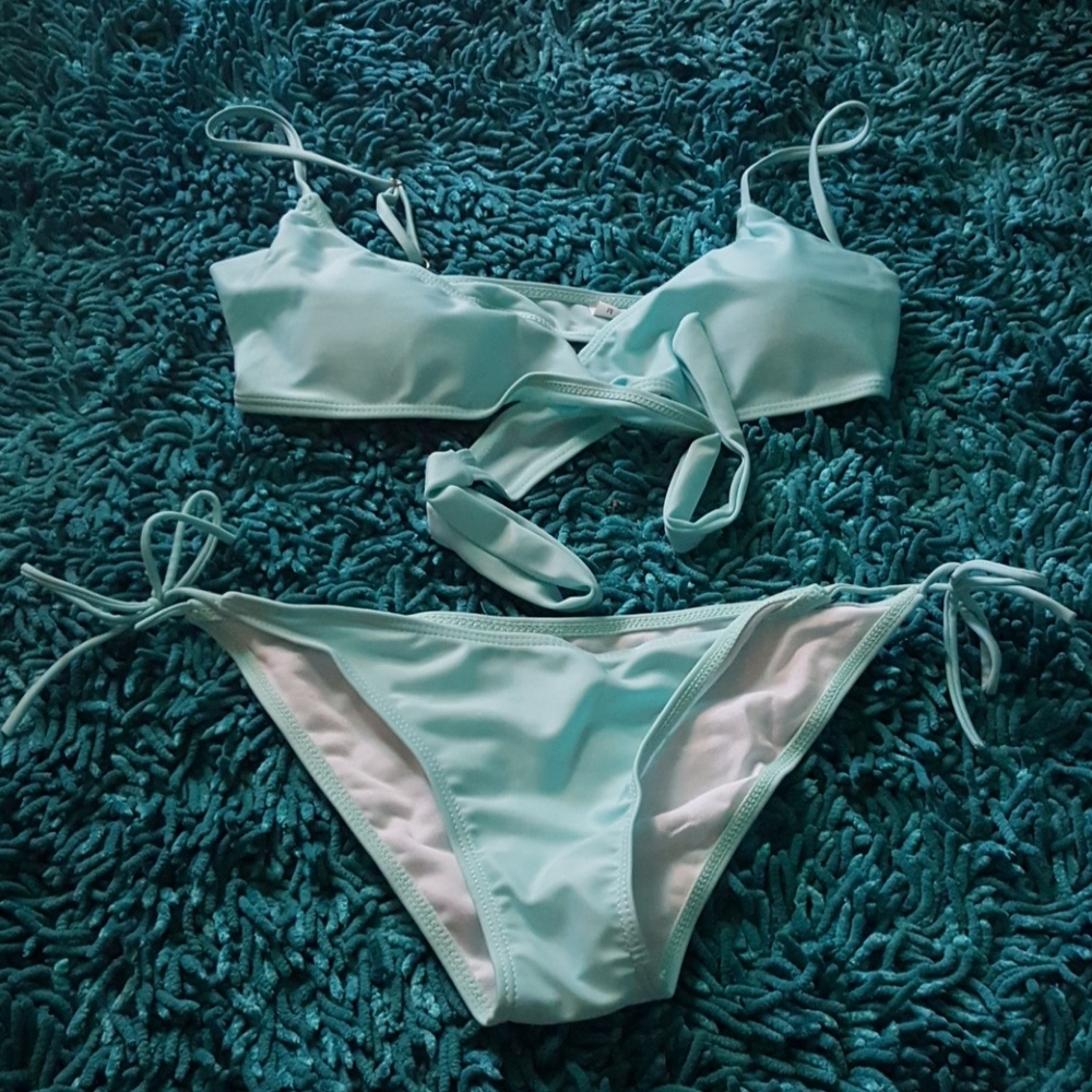 Light turquoise TIE front brand new size md but fits like a small