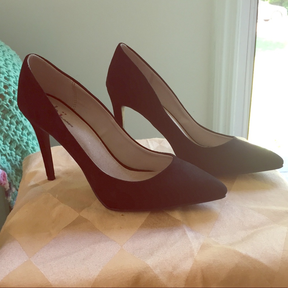 Shii black suede heels from journeys! Never worn!