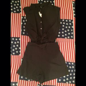 FOREVER 21 - BLACK ROMPER W/ TIE FRONT