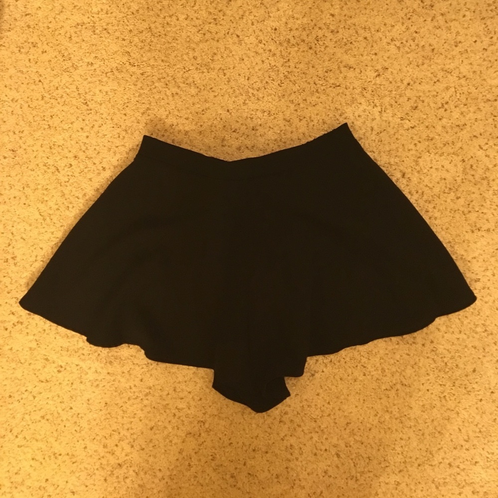 Tobi Flowy Black Shorts