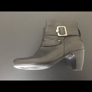 Kenneth Cole boots