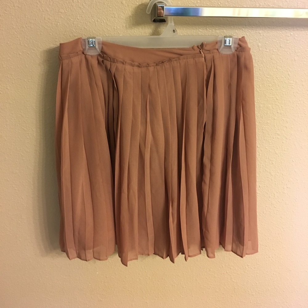 LC pleated skirt.