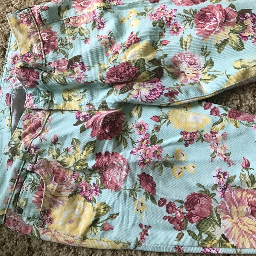 Fun patterned pants - Picture 2 of 3