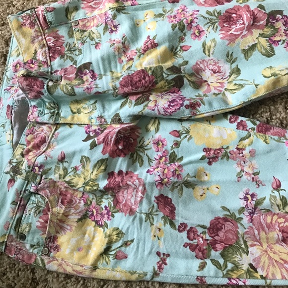 Fun patterned pants - Picture 2 of 3