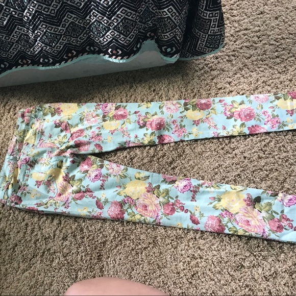 Fun patterned pants - Picture 3 of 3