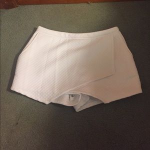 Abercrombie white quilted skort