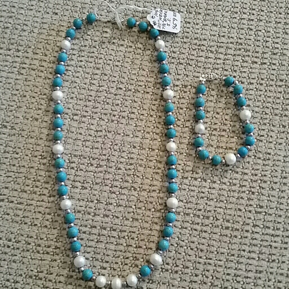 Stunning turquoise and pearl necklace and bracelet