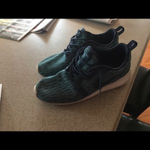Nike Roshe Runs size 11