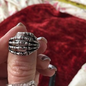 Skull hand ring - awesome !