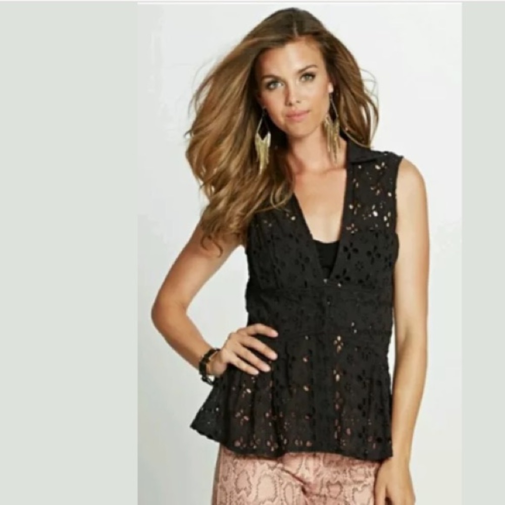 NWOT BLACK GUESS SLEEVELESS EYELET PEPLUM TOP SZXS