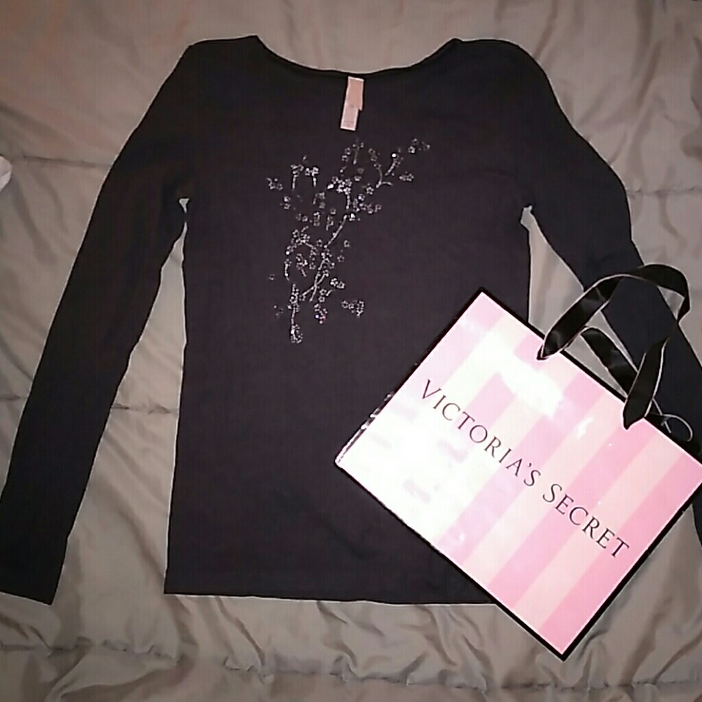 Thin long sleeved shirt