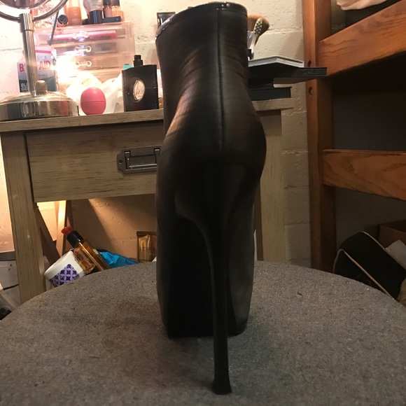 YSL Grey crocodile embossed ankle booties - Picture 4 of 4