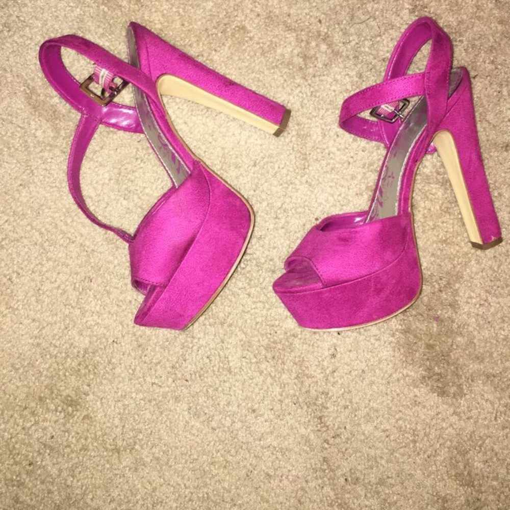 Size 6 in a half Fuchsia heels