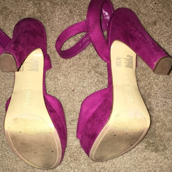 Size 6 in a half Fuchsia heels - Picture 2 of 5