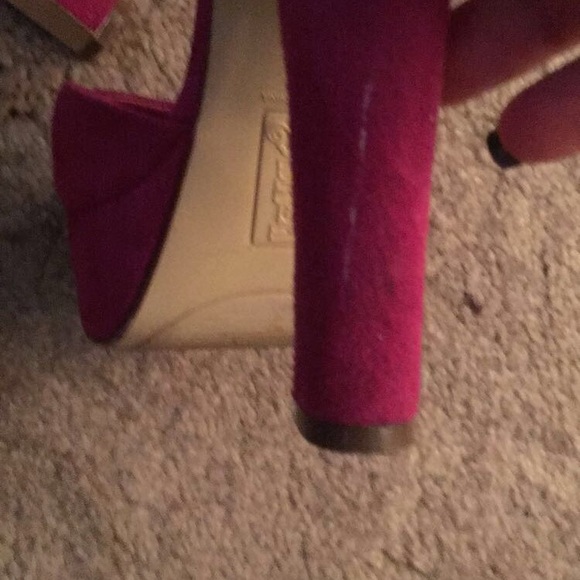 Size 6 in a half Fuchsia heels - Picture 3 of 5