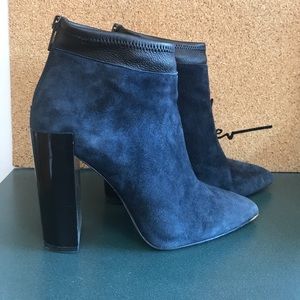 Renvy heel, navy suede boogie, Size 8.5 women's