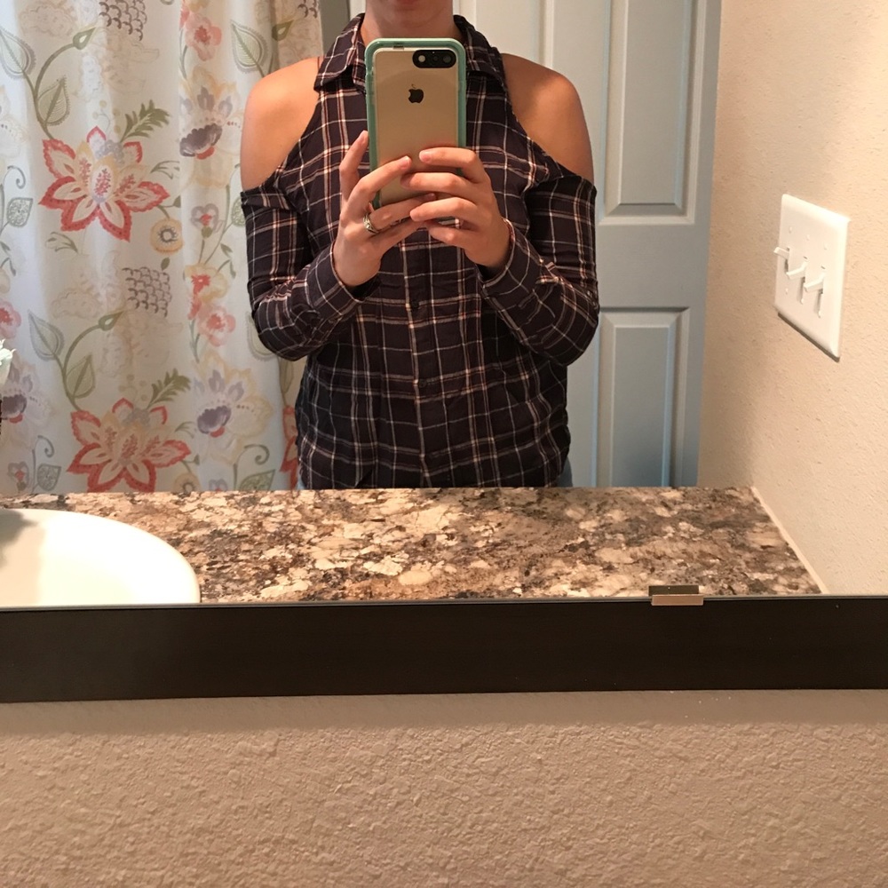 Cold shoulder hi-lo button down