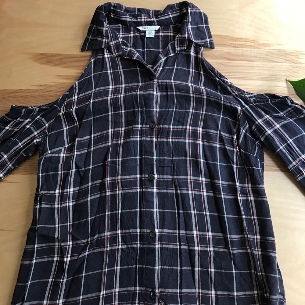 Cold shoulder hi-lo button down - Picture 2 of 2