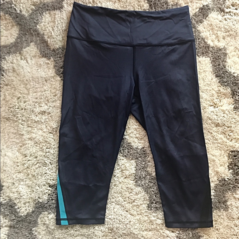 🆕Victoria's Secret VSX Cropped Leggings