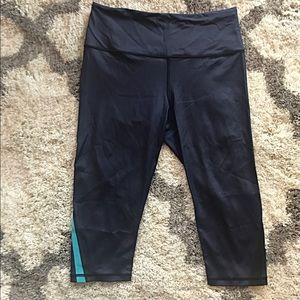 🆕Victoria's Secret VSX Cropped Leggings